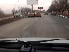 Девушка протаранила машину бывшего парня, увидев его с новой пассией