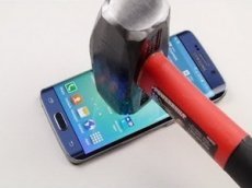 Смартфон выдержал серию ударов молотком