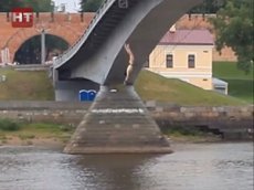 Голый мужчина со связанными руками и ногами прыгнул в реку