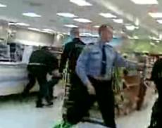 Полицейский избил подростка в магазине