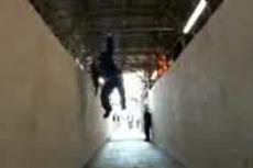 Акробаты на автобусной остановке в Лондоне развлекли публику