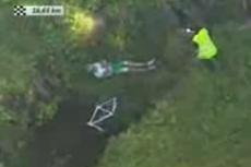 Во время чемпионата Германии по велосипедному спорту один из спортсменов не вписался в поворот