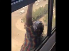 Женщина сняла на видео домработницу-самоубийцу