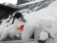 Мужчину снесло с крыши снежной лавиной