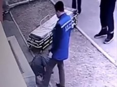 Врача, проверившего ногой состояние пациента, уволили