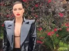 Ирина Шейк прошлась по улице без юбки