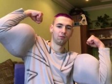 Синтоловый качок измерил свои «руки-базуки»