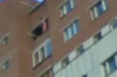 21-летняя девушка выбросилась с балкона. Сосед снял это на камеру
