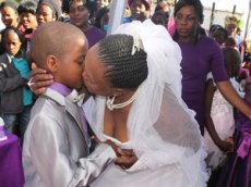 В ЮАР 9-летний мальчик женился на 62-летней женщине