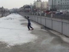 Канатоходец попытался перейти через реку Булак в Казани
