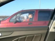 Водитель посадил ребенка за руль на КАД в час пик