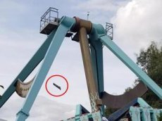 Посетители британского парка сняли разваливающуюся карусель с людьми