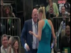 Шарапова станцевала с болельщиком