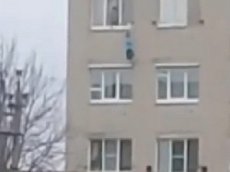 Падение женщины с пятого этажа на Ставрополье попало на видео