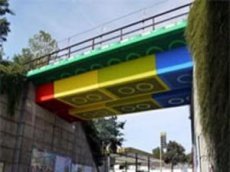 Художник превратил переезд в LEGO-мост