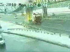 Во Владивостоке грузовик с поднятым кузовом снёс мост