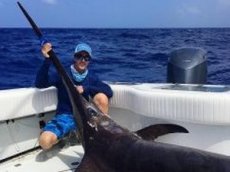 В США поймали огромную рыбу-меч весом 340 килограммов
