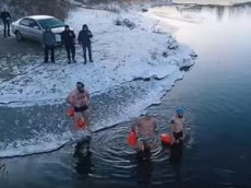 Иркутские "моржи" переплыли Ангару в мороз