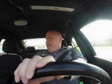 Полицейский отжег под песню Тейлор Свифт