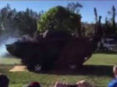 Австралийский сенатор переехал на танке автомобиль