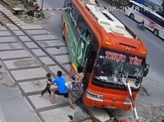 В пассажирский автобус вонзился шлагбаум железнодорожного переезда