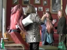 Человек-стул напугал посетителей кафе