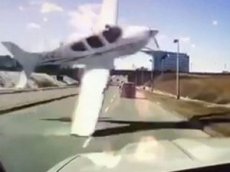 Упавший самолет едва не протаранил машину на шоссе