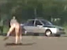 Cотрудники ГИБДД спаслись бегством от напавшего на них голого мужчины