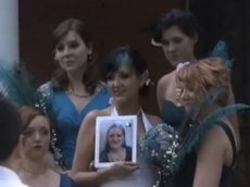 Подружка невесты "пришла" на свадьбу с помощью iPad