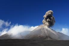 На крупнейшем вулкане Европы началось извержение