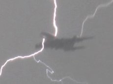 Удар молнии в самолет с 500 пассажирами сняли на видео