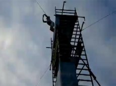 Американец нырнул в надувной бассейн  с 11-метровой высоты