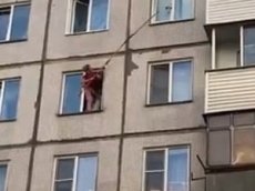 Девушка со шваброй спасла застрявшего на шестом этаже котёнка