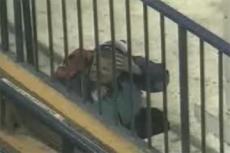 Во время хоккейного матча зрительница упала с трибуны