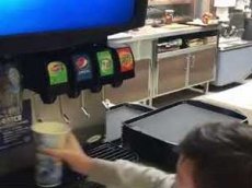 Тараканьи бега в ресторане фастфуда попали на видео