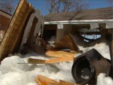 Глыба льда разрушила три десятка домов в Канаде