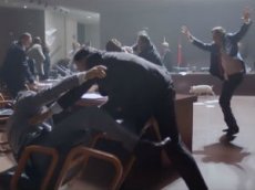 В новом клипе показали драку на заседании ООН