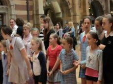 День святого Патрика на вокзале Сиднея