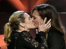 Кейт Уинслет поцеловала свою коллегу в губы на светском мероприятии