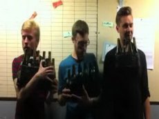 Poker Face, сыгранный на пустых бутылках