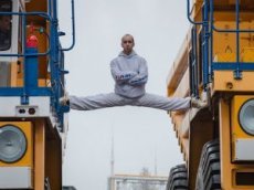 Каскадер из Белоруссии повторил знаменитый трюк Ван Дамма