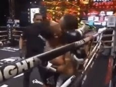 Боксер поцеловал соперника во время боя
