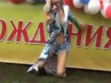 Певица Натали упала со сцены