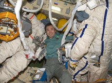 Японский астронавт провёл смешные опыты для народа