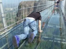 Стеклянный мост в Китае начал «трескаться» под ногами туристов