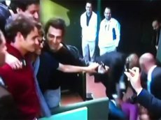 Федерер утешил рухнувшую ему под ноги фанатку