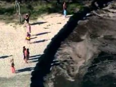 Огромная воронка образовалась на пляже в Австралии