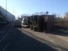 Момент взрыва колеса у КамАЗа в Твери попал на видео