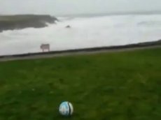 Житель Ирландии сыграл в футбол с ураганом «Элеонора»