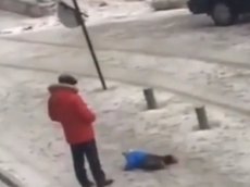 Мужчина, пнувший лежавшего на снегу малыша, шокировал соцсети